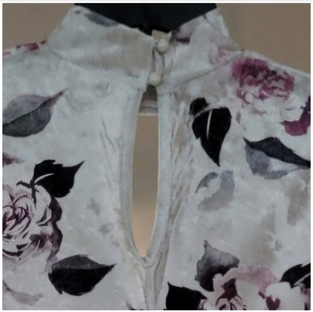 Charlotte Russe Gray Floral Velvet Keyhole Bodysuit, Size M - Picture 7 of 8